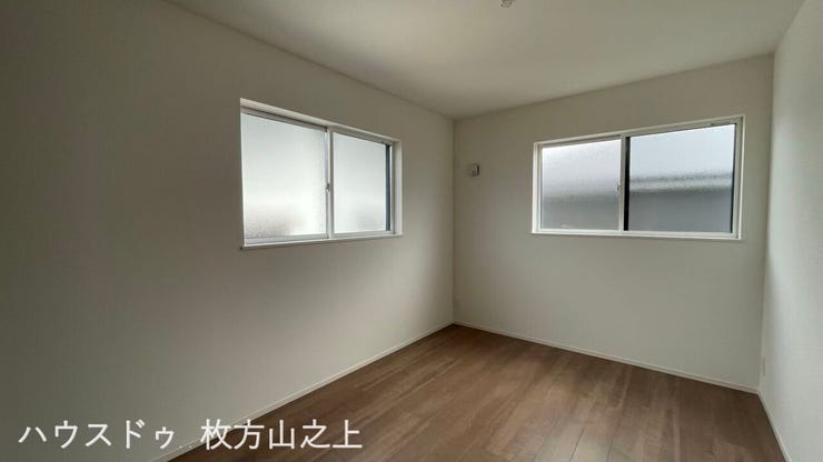 2面採光で明るさと風通しを確保した洋室♪爽やかな光が入り、心地よく過ごせる空間です。