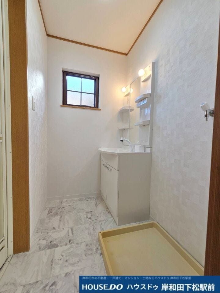 窓から差し込む明るい光と清潔感あふれる洗面所です。機能的な洗面台や洗濯機置き場がすっきりと配置され、毎日の身支度やお洗濯がスムーズに行える快適な空間です!