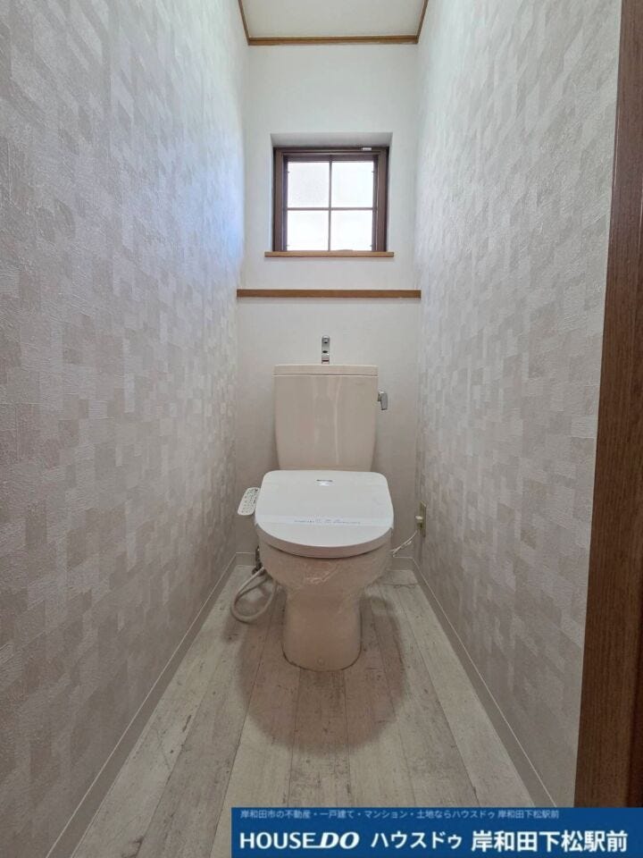 小窓から差し込む爽やかな光と清潔感あふれるトイレです。落ち着いた内装デザインで統一されており、毎日快適にお使いいただけるプライベートな空間が広がっています!