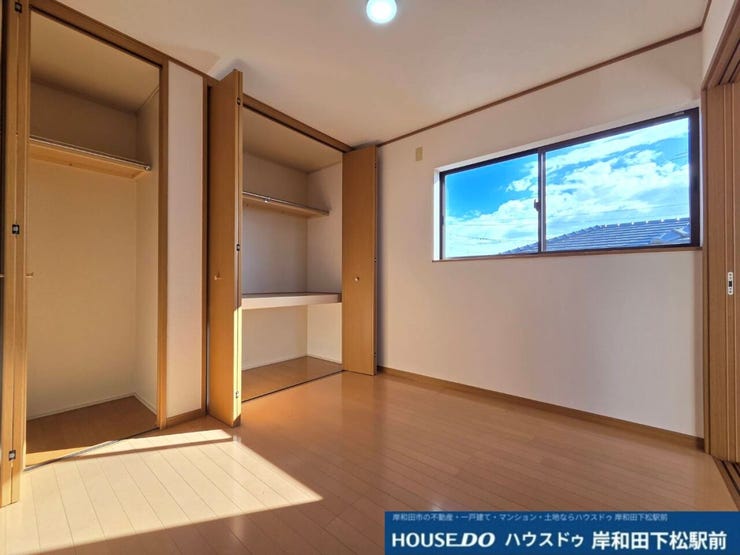 窓からたっぷりの陽光が差し込む、明るく開放感のある洋室です。大容量のクローゼットが備わっており、お洋服や荷物をすっきりと収納して室内を広く有効にお使いいただけます!