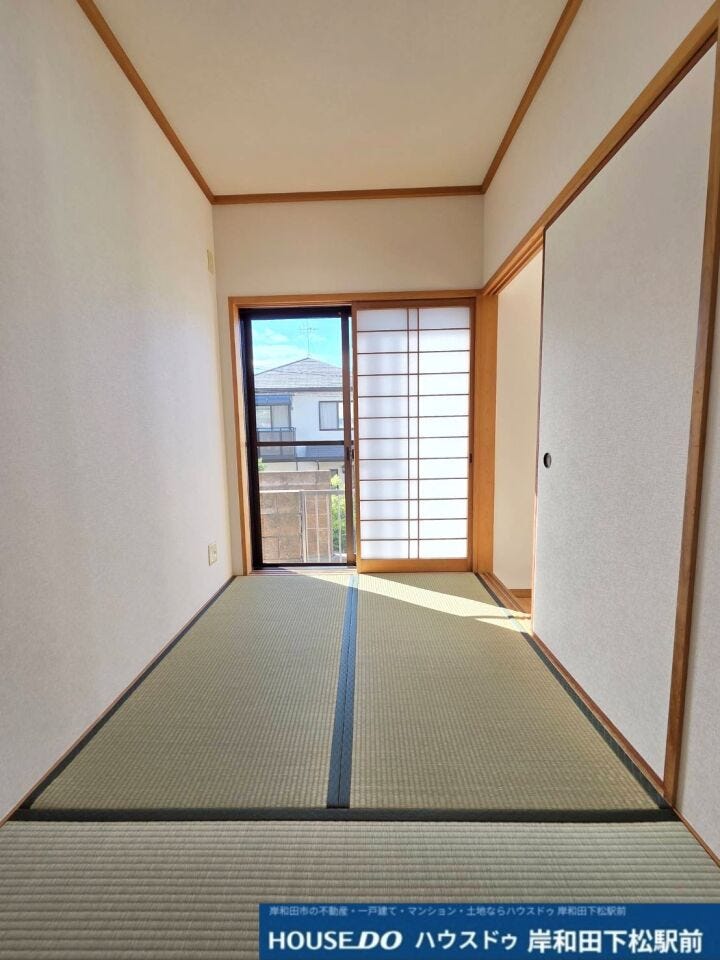 障子からたっぷりの陽光が差し込む、温かみのある落ち着いた和室です。い草の心地よい香りに包まれながら、客間やゆったりとくつろぐリラックススペースとして最適です!