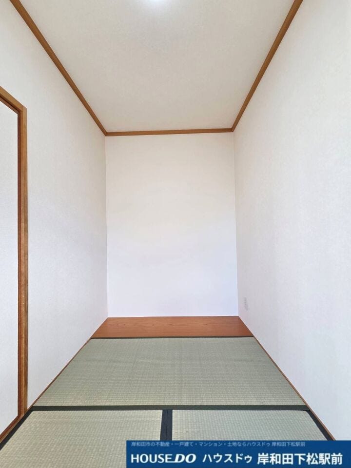 い草の心地よい香りに包まれる、落ち着いた雰囲気の和室です。客間としてはもちろん、小さなお子様のお昼寝スペースや、ご家族がゆったりとくつろぐ空間として最適です!