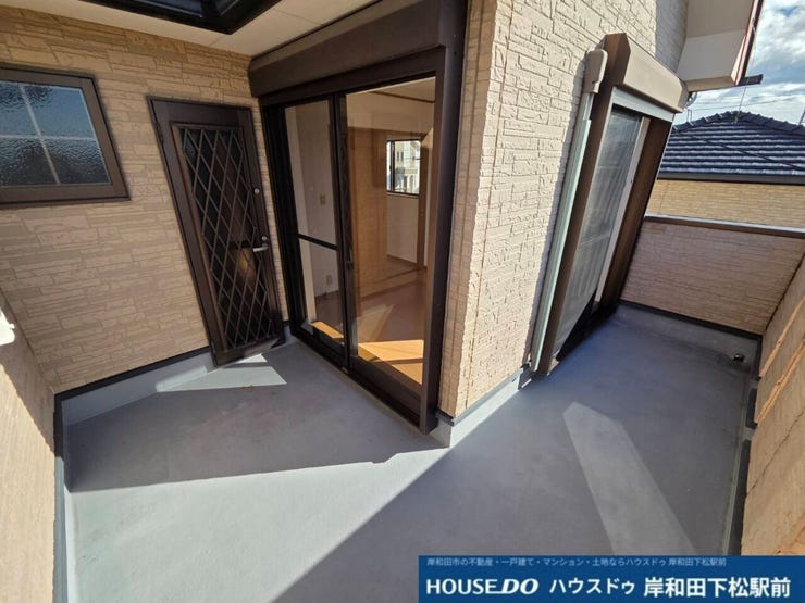 たっぷりの陽光が差し込む、広々とした明るいバルコニーです。お洗濯物がよく乾くのはもちろん、心地よい風を感じながらリフレッシュできる開放的なスペースです!