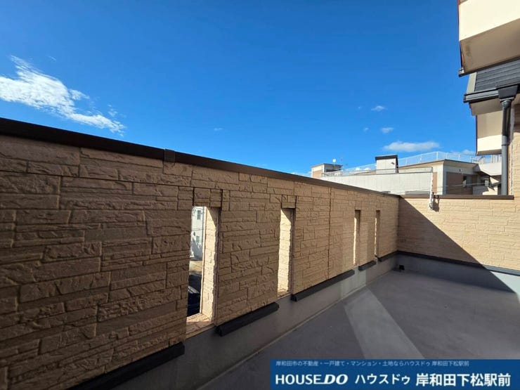 青空が広がりたっぷりの陽光が差し込む、広々とした開放感あふれるバルコニーです。風通しが良く心地よい空間で、お洗濯物を干すのはもちろん、リフレッシュできる快適なエリアです!