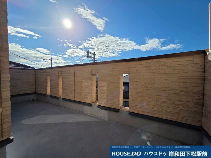 青空が広がりたっぷりの陽光が降り注ぐ、開放感あふれるバルコニーです。風通しも良く、お洗濯物を干すのはもちろん、心地よい外の空気を感じながらリフレッシュできる空間です!