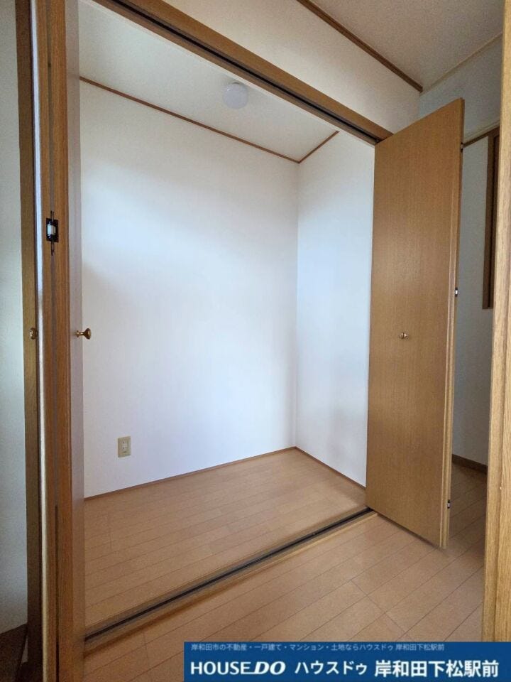 お洋服や荷物をすっきりと収納できる、使い勝手の良い収納スペースです。たっぷりと物をしまえるためお部屋を広々と有効に使え、すっきりと片付いた快適な空間を保てます!