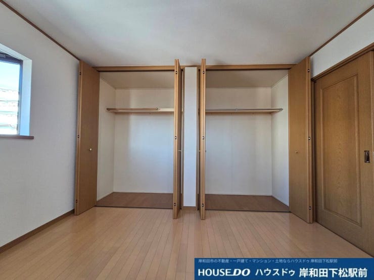 お洋服や荷物をたっぷりと収納できる大容量のクローゼットが備わっています。すっきりと片付けられるため室内を広々と有効に使え、快適で心地よいプライベート空間を保てます!