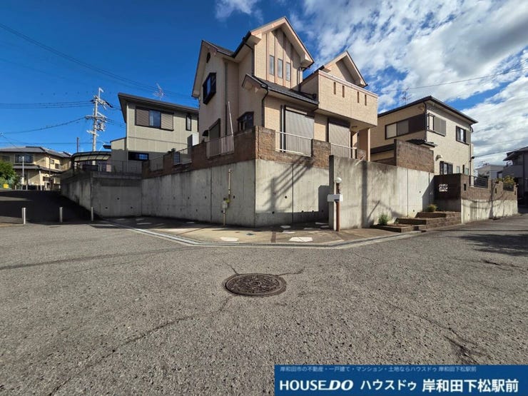 青空が広がりたっぷりの陽光が降り注ぐ、開放感あふれる現地周辺の様子です。前面道路を含むゆとりある敷地環境となっており、開放感と落ち着きのある住環境が広がっています!