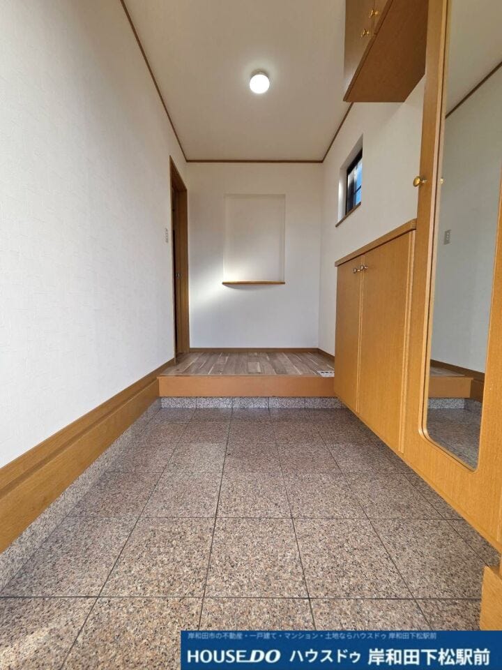 すっきりと落ち着いた雰囲気の温もりある玄関スペースです。便利なシューズボックスが備わり、家族みんなの靴をすっきり収納できます。お出かけ前の身だしなみチェックにも嬉しい空間です!