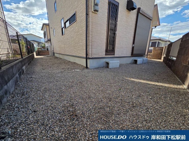 青空が広がりたっぷりの陽光が降り注ぐ、温かみのある外観写真です。すっきりと整えられた敷地やアプローチ周りが美しく、毎日の行き帰りが心地よくなる住まいです!