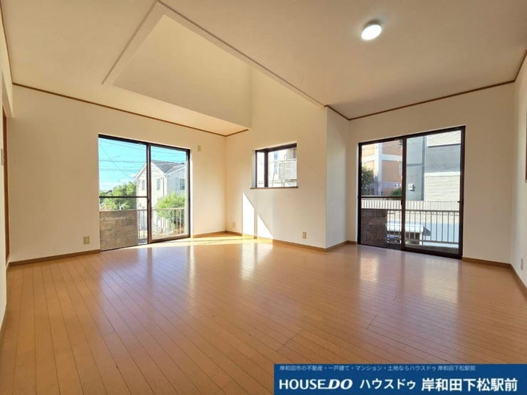 複数の窓からたっぷりの陽光が差し込む、明るく開放感あふれるリビングです。広々とした空間で、ご家族みんながゆったりとくつろぎながら団らんの時間を楽しめます!