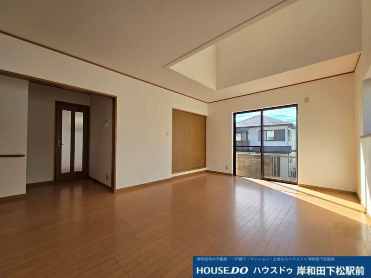 大きな窓からたっぷりの陽光が差し込む、明るく広々としたリビングです。家族みんながゆったりとくつろぎながら楽しく過ごせる、心地よい団らんの空間です!
