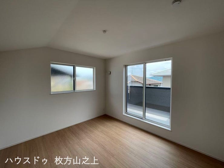 2面から自然光を取り込める洋室♪明るく風通しの良い、心地よいプライベート空間です。