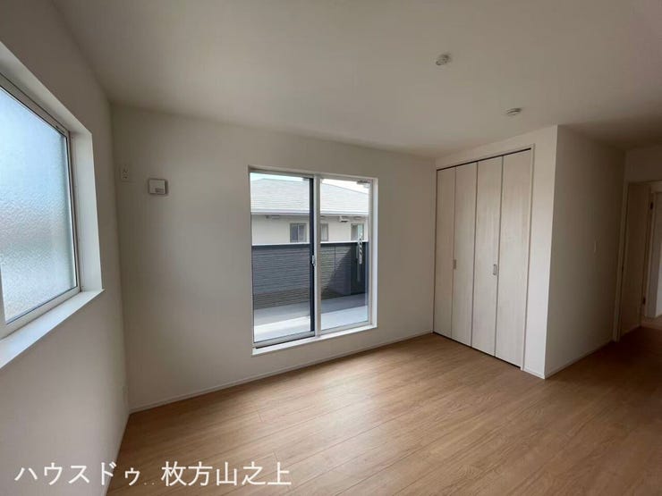バルコニーに面した洋室にはクローゼットも完備♪居住空間をすっきり広く使えます。