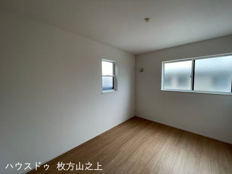 2面採光を確保した洋室♪寝室や子ども部屋、ワークスペースなど多用途に使えます。