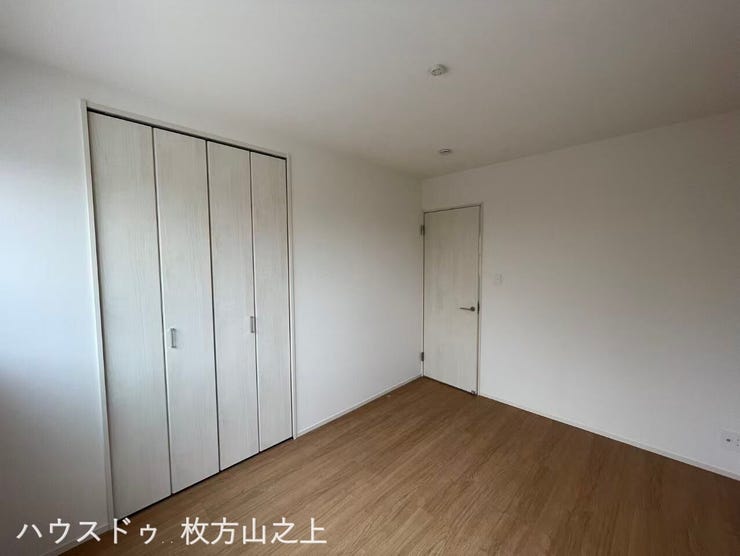 クローゼット付きの洋室♪収納家具を減らせるため、お部屋をすっきり使えます。