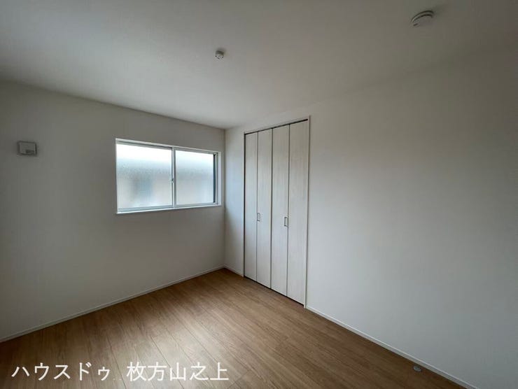 クローゼットを備えた使い勝手の良い洋室♪落ち着いた内装で寝室にもおすすめです。