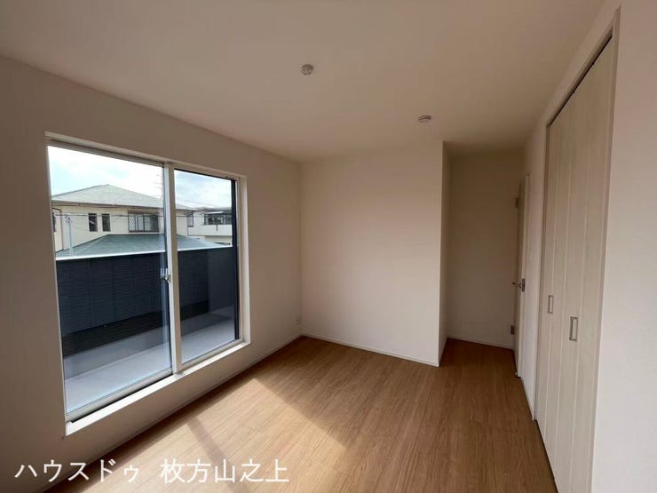 大きな窓から陽光が差し込む明るい洋室♪バルコニーへの出入りもでき、開放感があります。