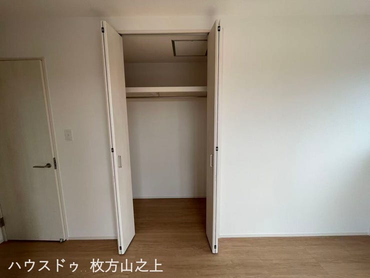 ハンガーパイプ・棚付きのクローゼット♪衣類や小物をまとめてすっきり収納できます。