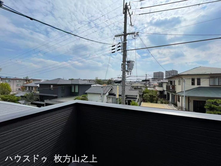 空が広く感じられる開放的なバルコニー♪洗濯物やお布団を干すスペースとして活躍します。