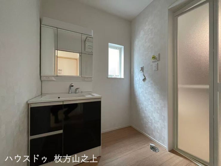 洗面化粧台を備えた清潔感のある洗面スペース♪窓付きで換気しやすいのも嬉しいポイントです。