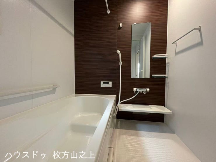木目調アクセントパネルが落ち着いた雰囲気の浴室♪ゆったり寛げるバスタイムを楽しめます。