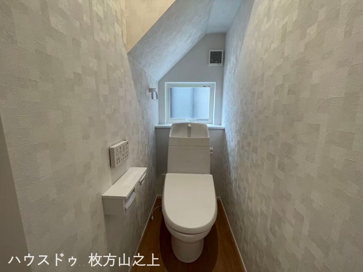 窓付きで換気しやすいトイレ♪清潔感のある内装で、快適にお使いいただけます。