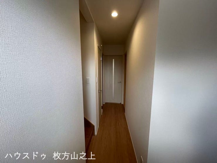 白を基調とした明るくすっきりとした廊下♪シンプルで清潔感のある室内です。