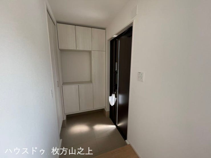 玄関収納を備えたすっきりとした玄関スペース♪靴や小物を収納し、玄関まわりを整えられます。