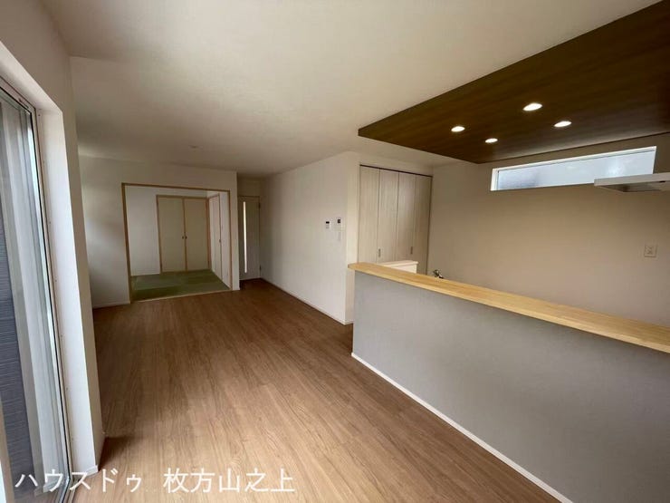 木目調の折下げ天井がアクセント♪対面キッチンを採用した、家族との会話が弾むLDKです。