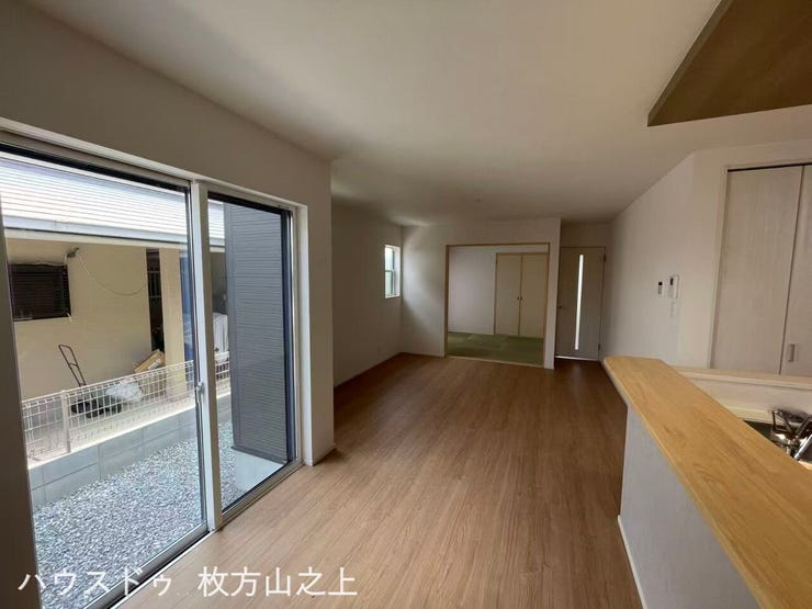 大きな窓から光が差し込む明るいLDK♪キッチンからリビング全体を見渡せる開放的な空間です。