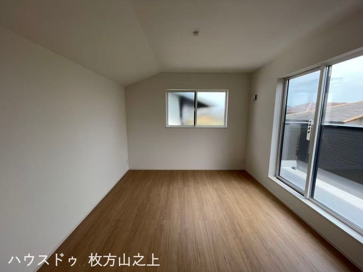 バルコニーに面した明るい洋室♪シンプルな内装で、お好みの家具とも合わせやすい空間です。