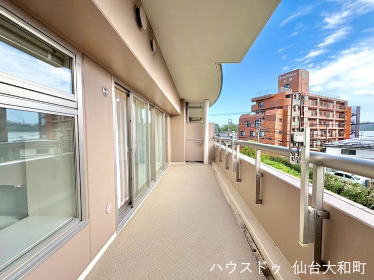 ひろびろバルコニーはご家族の布団もまとめて干すことが出来ます!