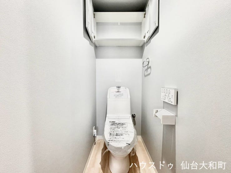 温水洗浄シャワー付きトイレで快適に♪上部に収納棚も完備
