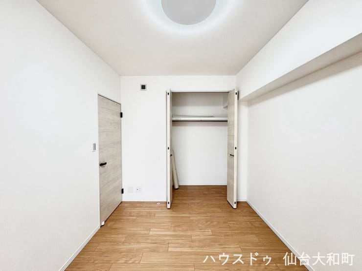 リビング横の洋室5.25帖はお子様のお部屋にも適しています+*