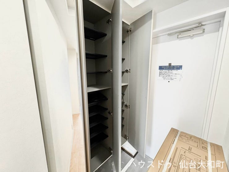 大型シューズボックス付きで、玄関回りをいつでもすっきりと整頓することが出来ますね