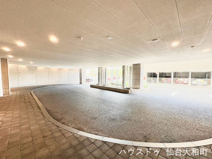 雨天時や荷物が多いときも車寄せスペースのおかげで乗り降りがスムーズです+*