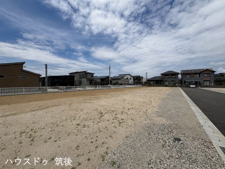 【陽当たり良好なきれいな区画】青空が広がる見通しの良い整地済分譲地です!周囲に高い建物がなく日当たり・通風ともに良好。ぜひ現地でご確認ください!