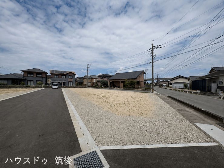 【綺麗に舗装された前面道路】道路幅にゆとりがあり車の出し入れもスムーズ!美しく整地された区画で、理想のマイホーム計画をスムーズに進められます。お気軽にお問い合わせください♪