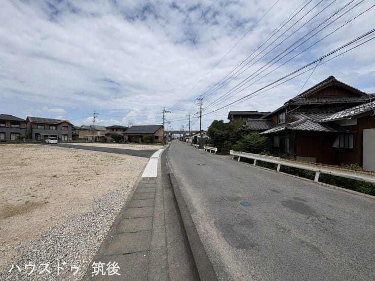 【見通しの良い前面道路】見通しが良く車の出入りがスムーズに行える道路環境です!落ち着いた街並みで静かな暮らしを叶えられます。ぜひ現地にて周辺環境をご確認ください。