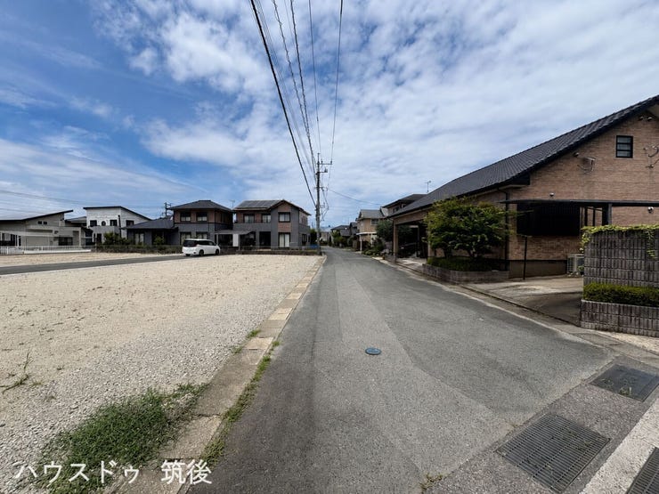 【見通しの良い前面道路】見通しが良く車の出入りがスムーズに行える道路環境です!落ち着いた街並みで静かな暮らしを叶えられます。ぜひ現地にて周辺環境をご確認ください。