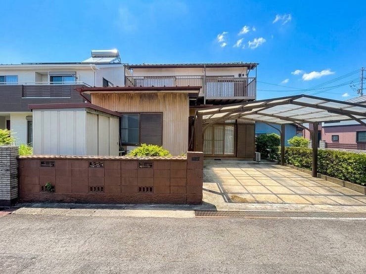 ◇外観写真◇
過ごす時間と共に刻々と表情を変えていく住まい、季節によってさまざまな表情を見せてくれるわが家は、時を重ね思いを紡ぐ場所です。ご家族の一家団欒を心ゆくまでお楽しみください。