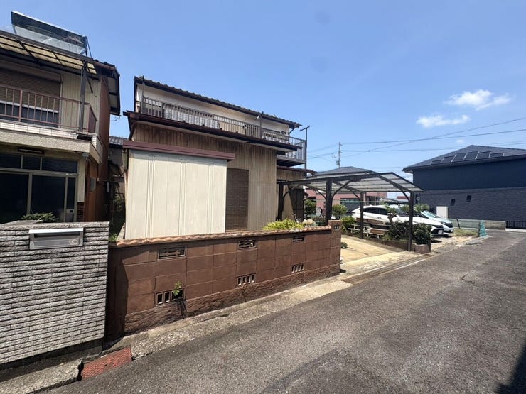 ◇前面道路◇
交通量は多くなく、お車の騒音や振動に悩まされることなく静かな時間が流れます。道路幅は約4m。自動車同士が速度を落として対向してくれそうな幅です。事故の心配も軽減されますね。