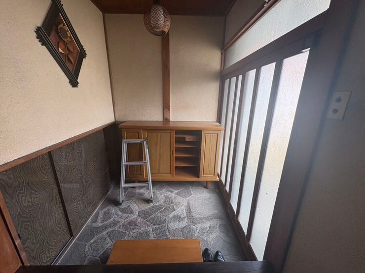 ◇玄関◇
明るく、温かな雰囲気で家族の帰りや来訪者を出迎えてくれる玄関です。玄関周りはその家や家族を映し出す、家の顔。どこまでも明るく快適でありたいですね