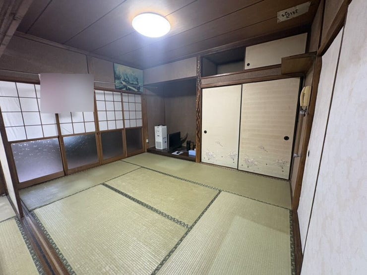 ◇1階和室◇
障子越しの柔らかな光を享受できる和室は特別な空間。この場所に流れる和の空気感は最高の癒しをもたらします。畳や障子、押入れなど独特の和テイストは暮らしにゆとりを生み出します。