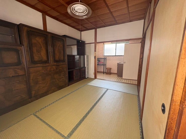 ◇2階和室◇
様々な用途に利用可能な和室。主寝室として使えます。他にも、くつろぐスペースとして、子供の遊び場として。押入れも完備されています。