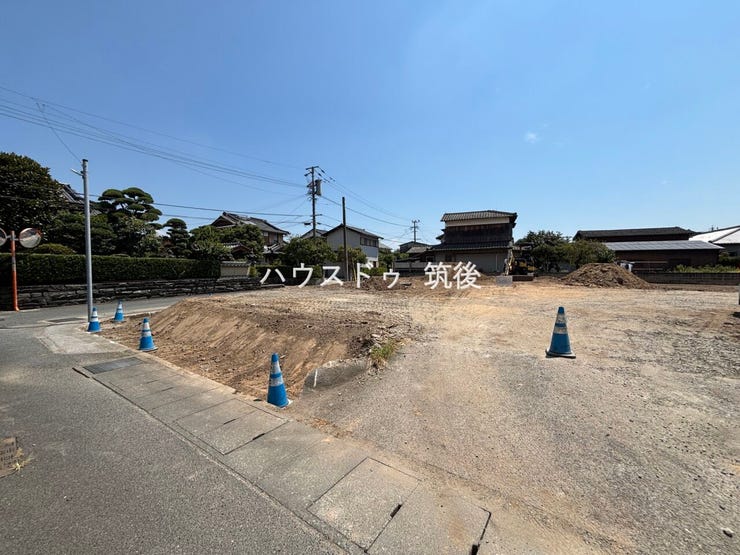 前面道路側から敷地を撮影。造成完了後のお引渡し予定です。