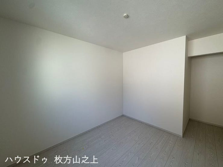 収納スペースを備えた洋室♪収納家具を減らして、お部屋をすっきり広く使えます。