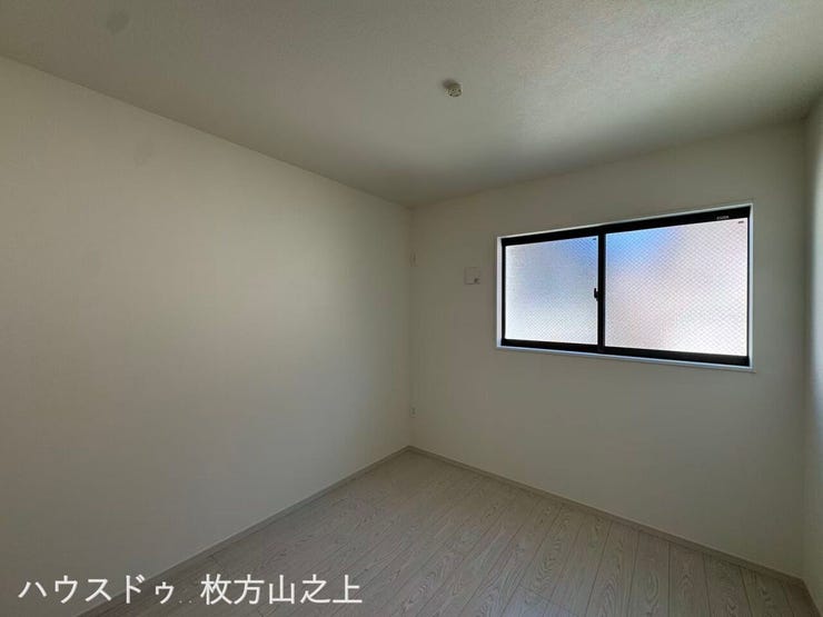 窓から自然光を取り込める洋室♪シンプルな内装で、幅広いインテリアに馴染みます。