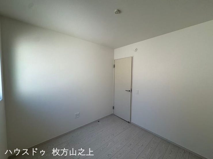 白を基調としたすっきりとした洋室♪家具の配置をイメージしやすいシンプルな空間です。